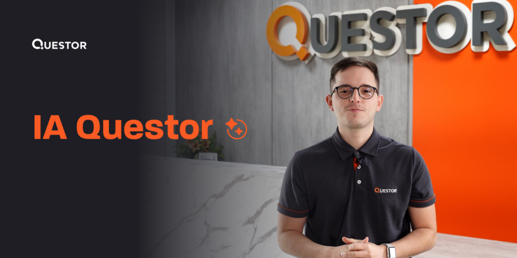 Homem profissional com óculos e camiseta com logo IA Questor, posando na recepção de uma empresa de tecnologia com decoração moderna em cinza e laranja