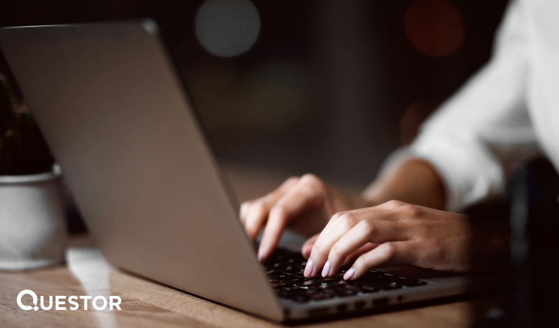 Ilustração mostrando profissional analisando fluxos de trabalho e configurando um software contábil, representando o processo de implantação de sistemas ERP.