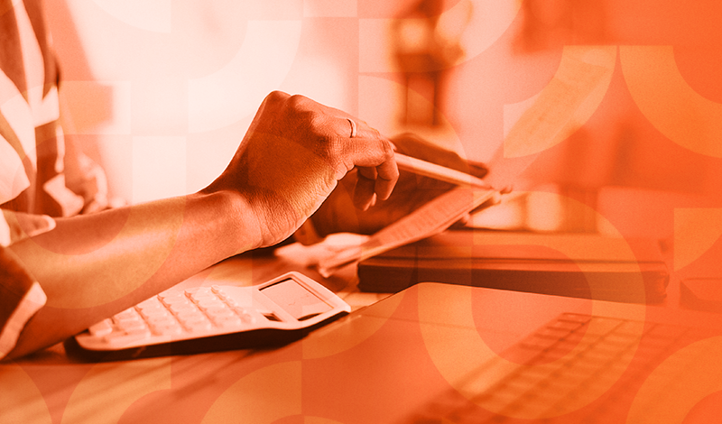 Pessoas usando dispositivos eletrônicos em uma reunião ou ambiente de trabalho.