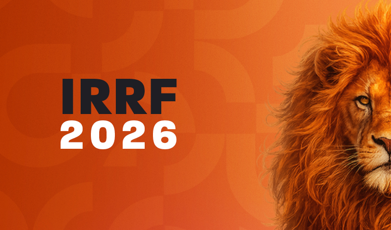 Evento IRRF 2026 com tema relacionado a finanças e impostos, apresentando fundo laranja e um leão ao lado direito, simbolizando força e liderança.