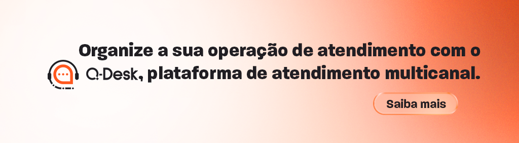 Banner laranja da plataforma de atendimento multicanal Q-Desk, com ícone de suporte e chamada “Saiba mais”, promovendo a organização da operação de atendimento.